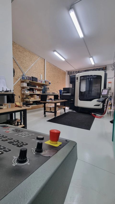 Machine d'usinage de précision ALEMA - Équipements professionnels à Aron 53440